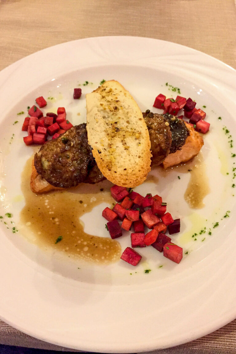 Filet z Łososia z Pieczonymi Warzyvami, Flanem Ziemniaczanym Pumperniklem i Sosem Pieprzowym